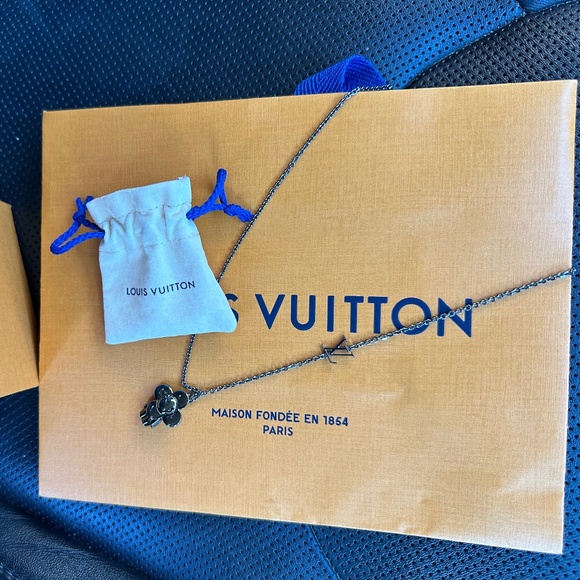 Louis Vuitton Vivinne Pendent Necklace - Picture 1 of 2